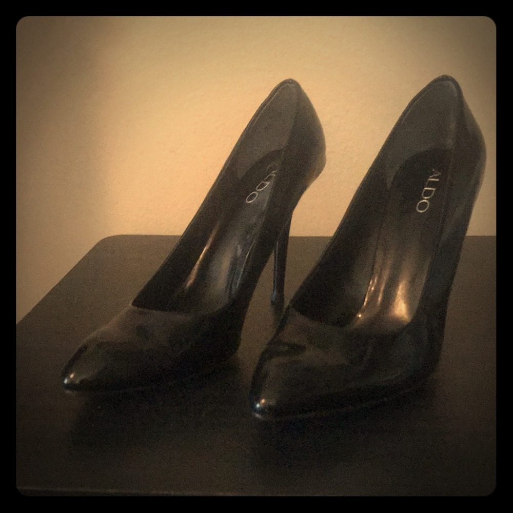 Black Shiny Patent Leather Pumps